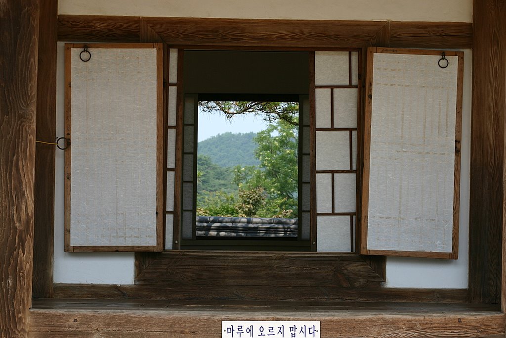 한옥 창과 목재 창틀